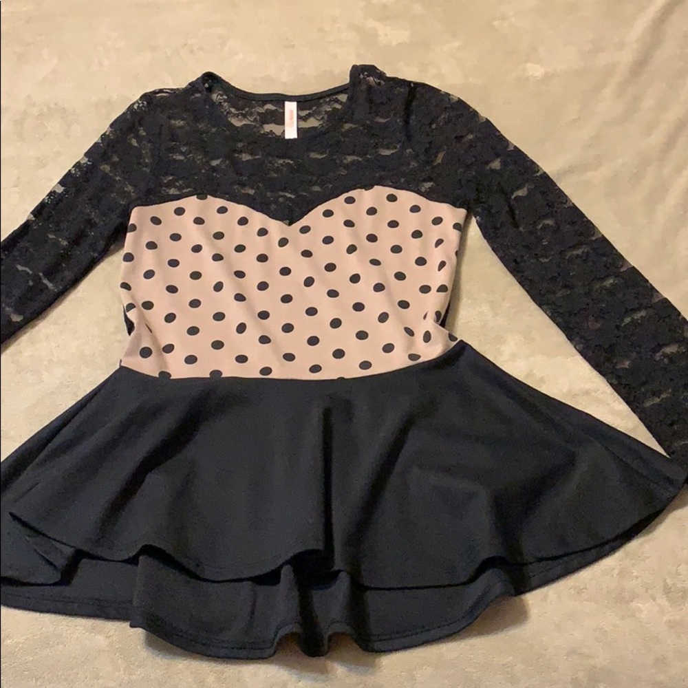 Black and Tan with lace sleeves top